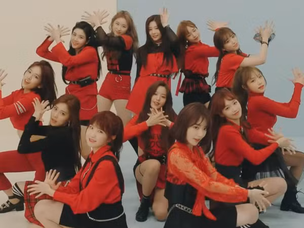 Vượt BLACK PINK, IZ*ONE chính thức trở thành nhóm nữ giành cúp nhanh nhất trong lịch sử K-Pop!