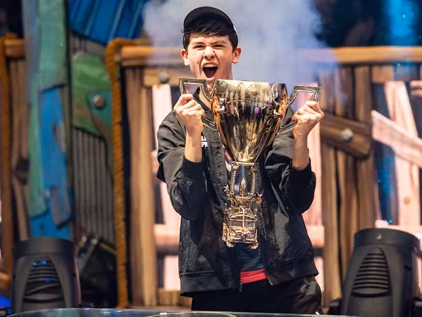 "Nếu con kiếm tiền một tháng bằng bố làm cả năm, hãy để con chơi game"