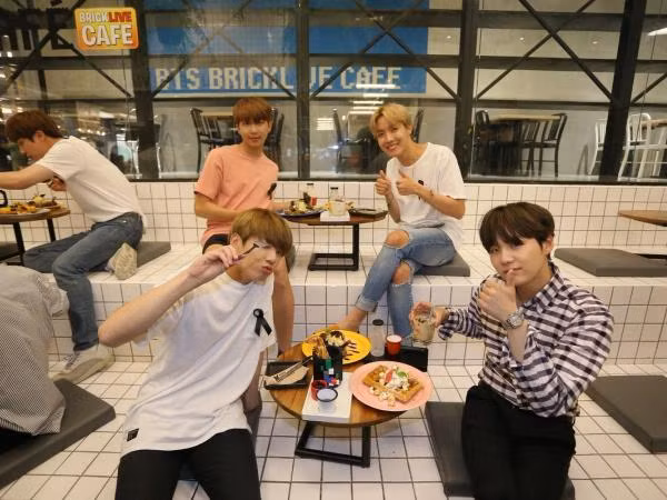 Là một ARMY, chắc chắn bạn sẽ muốn ghé qua quán cà phê BTS Brick Live