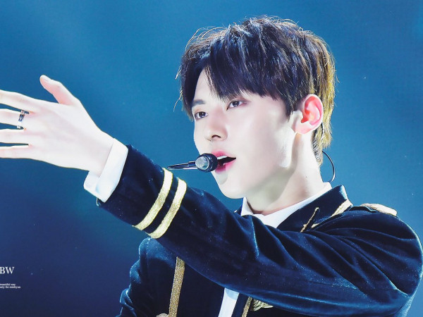 Fan náo loạn khi Hwang Minhyun (NU'EST - Wanna One) vô tình để lộ cơ bụng sáu múi