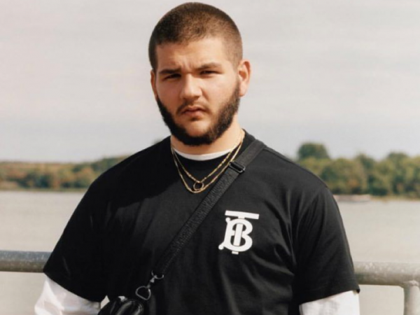 Chiếc áo thun màu đen của Burberry được các sao quốc tế săn đón chính thức lộ diện