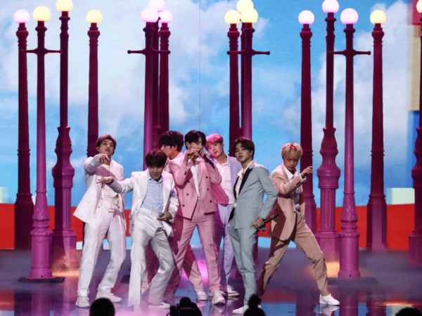Vũ đạo của BTS đỉnh cao như thế nhưng vẫn bị chuyên gia trừ điểm vì điều này