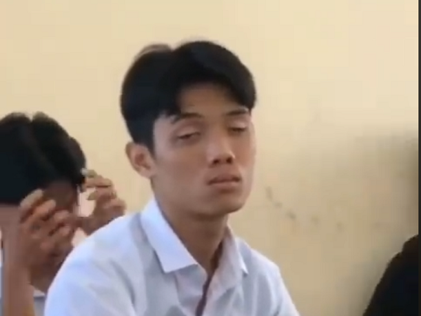 Đây chính là màn ngủ gật "đỉnh cao" trong lớp học mà không phải ai cũng có thể bắt chước