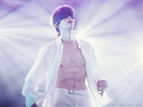 Wannables dậy sóng với tiết mục cởi áo khoe cơ bắp của Hwang Minhyun