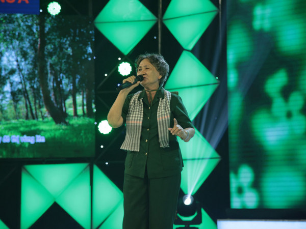 Bà cụ 80 tuổi "xì teen" khiến Trấn Thành, Cẩm Ly thích thú ở "Hát Mãi Ước Mơ"