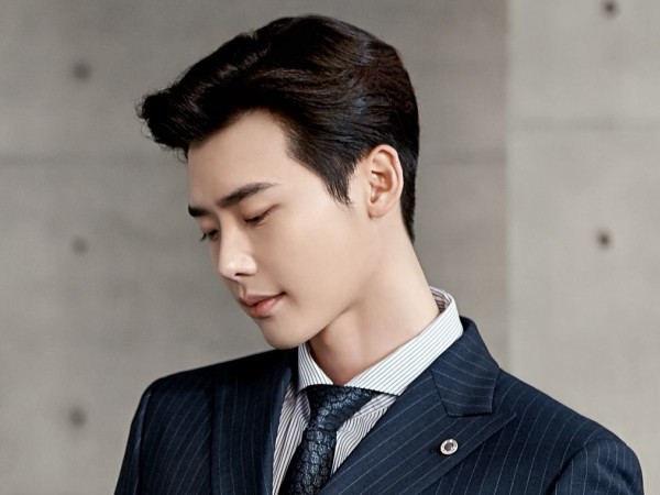 Lee Jong Suk phải hoãn tổ chức fan meeting chỉ vì nhân viên công ty YG quá chảnh?