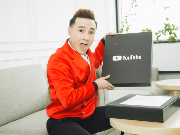 Gắn bó với YouTube 4 năm nhưng tới bây giờ Huỳnh Lập mới nhận được Nút bạc