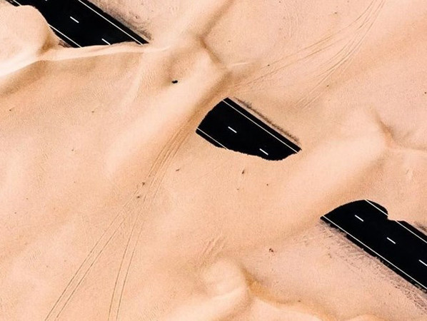 Ngỡ ngàng trước cảnh các con đường ngập chìm trong cát sa mạc