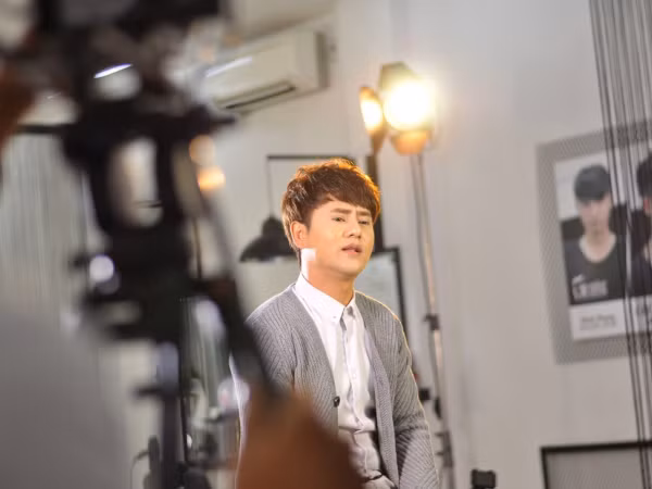 Ưng Đại Vệ "mượn tay" hit-maker Khắc Hưng khiến khán giả "lụi tim" trong phim ngắn