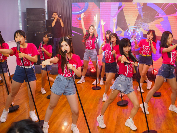 Fan mướt mồ hôi xếp hàng dài cả tiếng để gặp SGO48 tại buổi fan meeting