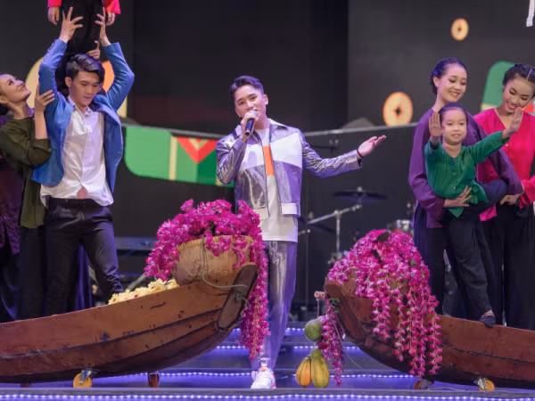 Tái hiện không gian chợ nổi, Phan Mạnh Quỳnh đem Tết lên sân khấu cùng “Đi Để Trở Về 4”
