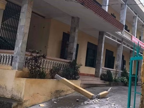 Một học sinh tử vong sau khi bị cột bê tông trong trường đè trúng