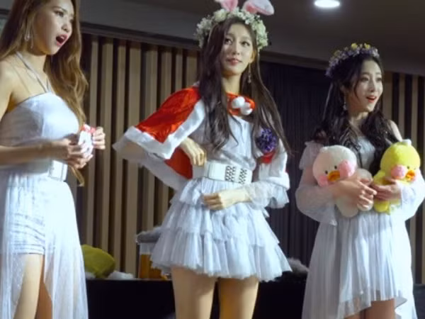 Không thể tin được, thành viên Lovelyz bị fan quấy rối ngay trong fansign