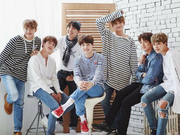Các A.R.M.Y hẳn sẽ cười quên đường về với những màn catwalk “để đời” của BTS