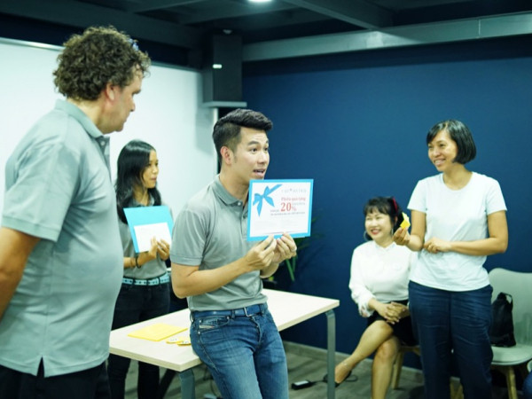 Rẽ lối kinh doanh, Hồ Trung Dũng trở thành ca sĩ đầu tiên mở trường dạy ngoại ngữ