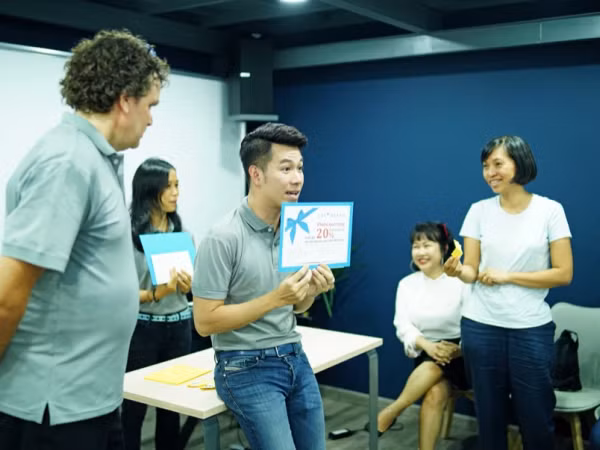 Rẽ lối kinh doanh, Hồ Trung Dũng trở thành ca sĩ đầu tiên mở trường dạy ngoại ngữ