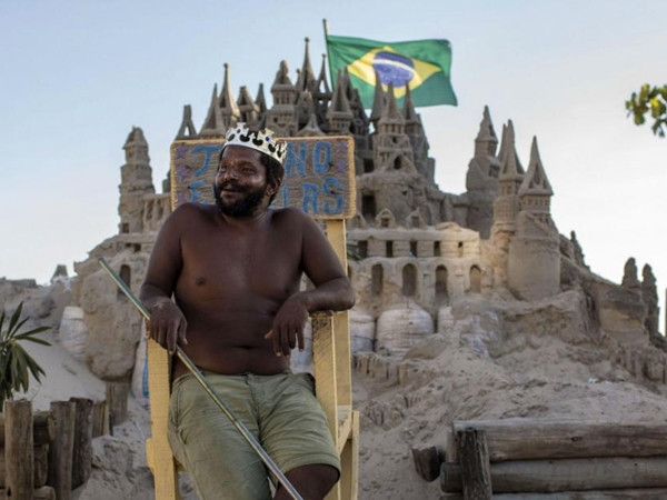 Sống trong “lâu đài cát” - khỏi lo thuê hay mua nhà!