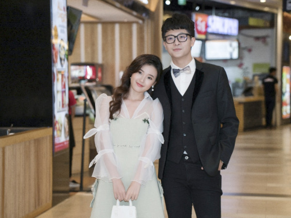 Sau tin đồn kết hôn, cặp đôi Harry Lu - Midu tình tứ bên nhau tại sự kiện ra mắt phim