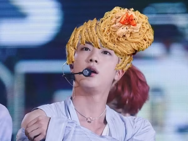 Jin (BTS) không biết nên buồn hay vui khi trở thành “Hoàng tử đội mì trộn”