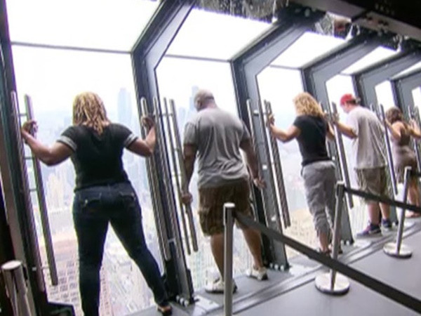 “Lạnh gáy” khi bức tường trong suốt bất ngờ chuyển động