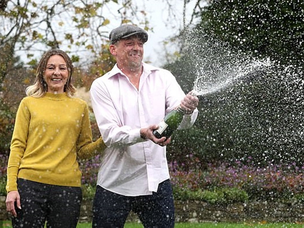 Sau khi trúng số 2.700 tỷ đồng, bác thợ công trình làm việc không công cho khách hàng