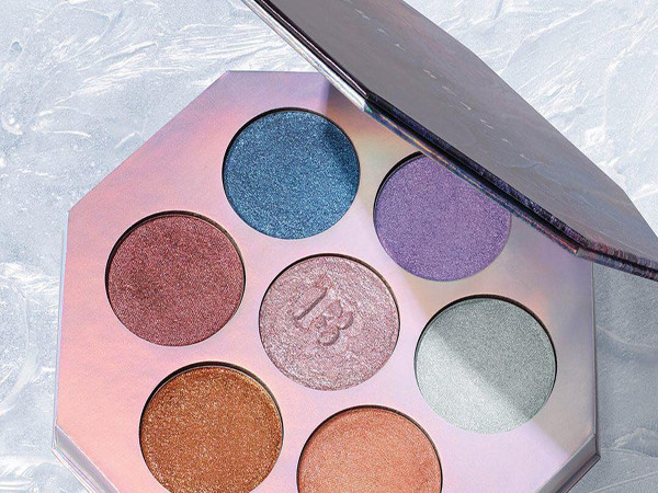 Fenty x Rihanna lần đầu tung bảng phấn bắt sáng đẹp lung linh!