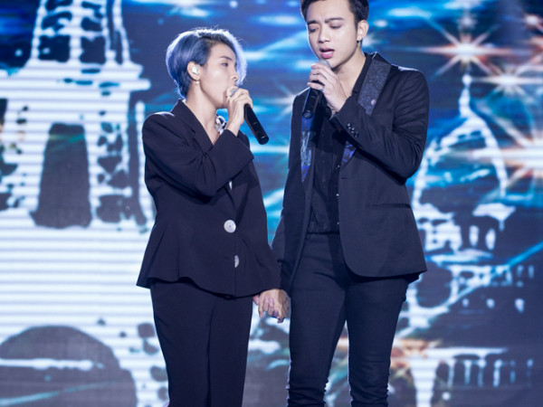 Fan phấn khích khi Soobin Hoàng Sơn nắm chặt tay Vũ Cát Tường trong tiết mục song ca 