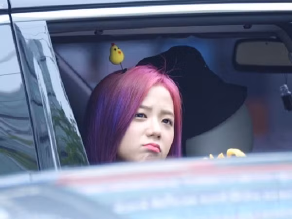 Người khác bĩu môi thấy ghét, idol K-Pop làm thế thì fan cưng muốn xỉu