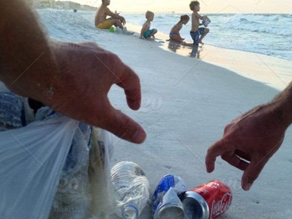 Thay vì đi chơi, du khách 19 tuổi này đã làm việc khác - khiến nhiều người làm theo!