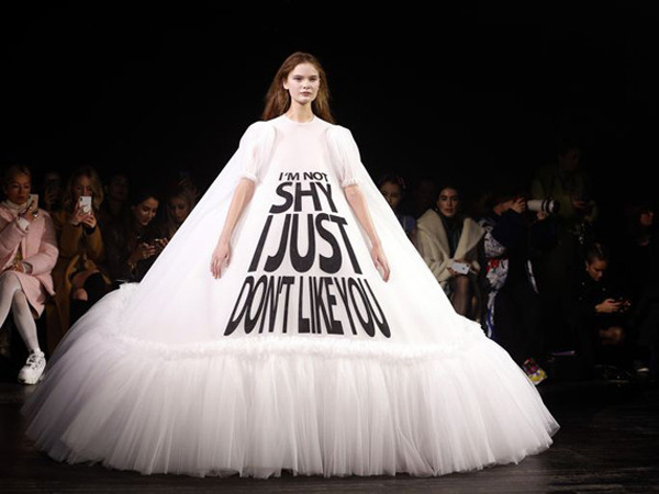 Khi meme hài hước bước ra sàn diễn thời trang cao cấp