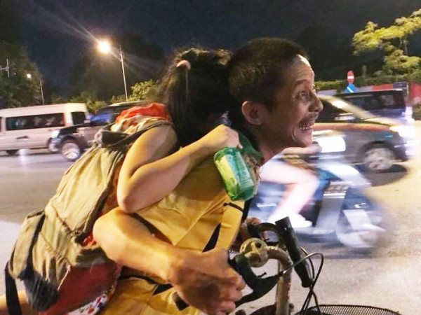 Xúc động hình ảnh người cha nghèo cõng con đi nhặt rác mưu sinh trên phố Hà Nội