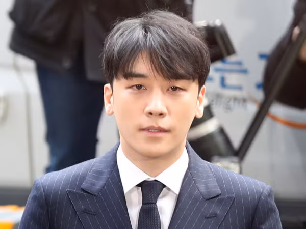 Có ai như Seungri, ra trình diện cảnh sát vẫn phải trang điểm đậm như đi diễn