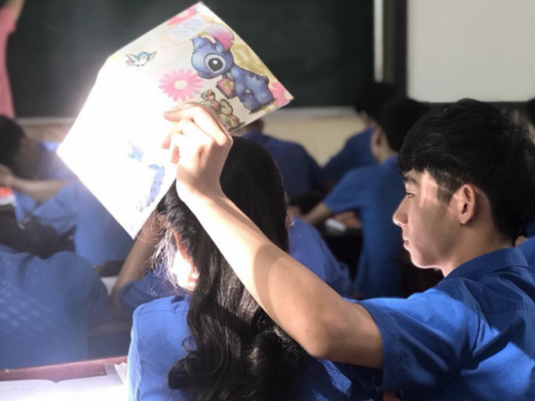 Nhờ hành động ga lăng bất chợt, nam sinh nổi tiếng khắp MXH vì hình ảnh quá ngôn tình