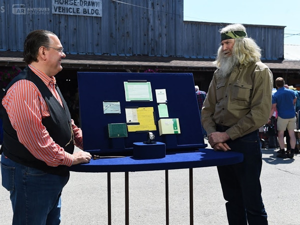 Người tham gia chợ đồ cũ đã ngã lăn khi biết giá trị chiếc đồng hồ của mình