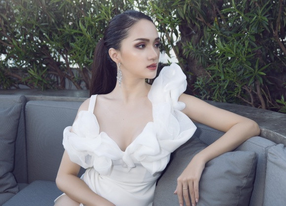 Hoa hậu Hương Giang thần thái mê hoặc trong ngày quay quảng cáo tại Thái Lan