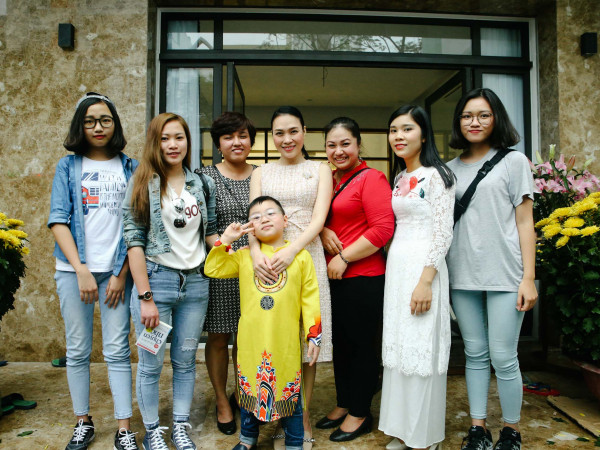 Ca sĩ Mỹ Tâm bất ngờ được fan nhí vượt đường xá xa xôi đến chúc Tết đầu năm