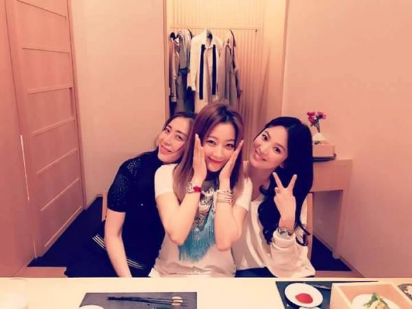 Không thể tin được, Song Yoon Ah, Kim Hee Sun, Song Hye Kyo cùng xuất hiện trong một bức ảnh