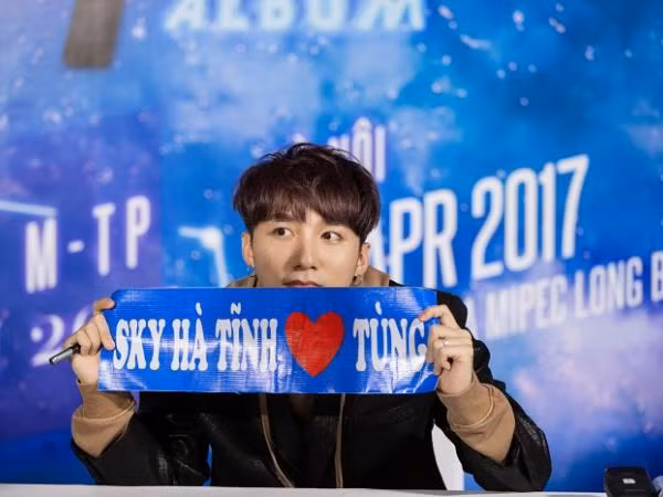 Sơn Tùng M-TP xuất hiện cực điển trai tại buổi fansign ở Hà Nội