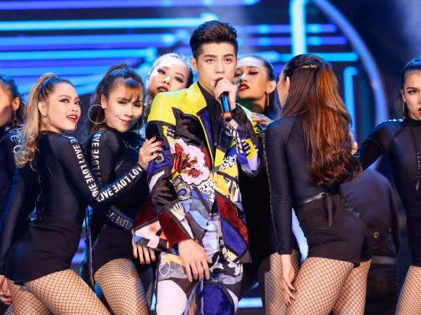 Noo Phước Thịnh lập "cú đúp" tại lễ trao giải Làn Sóng Xanh 2016