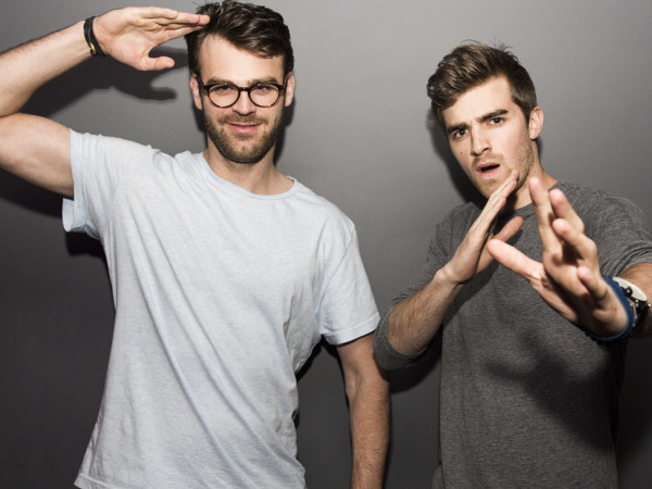 Hot: The Chainsmokers hạ kính siêu xe vẫy chào fan Việt tại sân bay Tân Sơn Nhất
