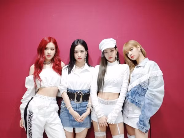 Jennie (Black Pink) rơi nước mắt khi thấy các thành viên hết lòng ủng hộ mình khi solo debut