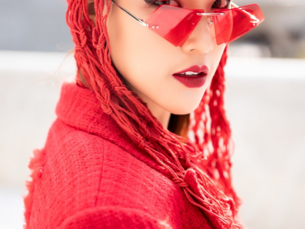 Ca sĩ Gil Lê, MC Hoàng Oanh xuất hiện cá tính tại sự kiện "Seoul Fashion Week"