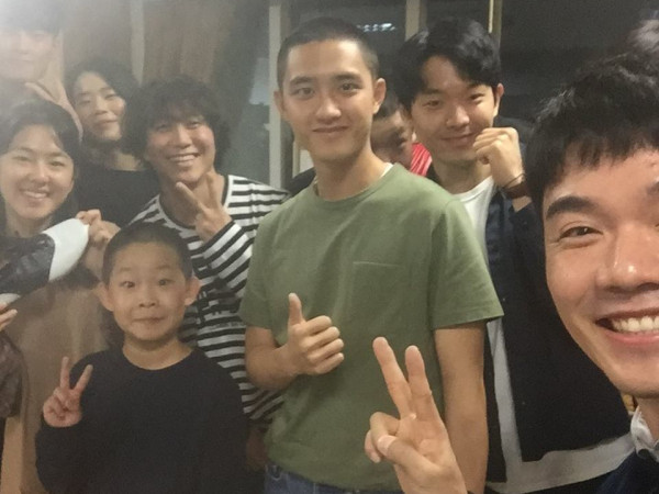 D.O. (EXO) khiến fan ngưỡng mộ khi chấp nhận hy sinh mái tóc vì vai diễn 