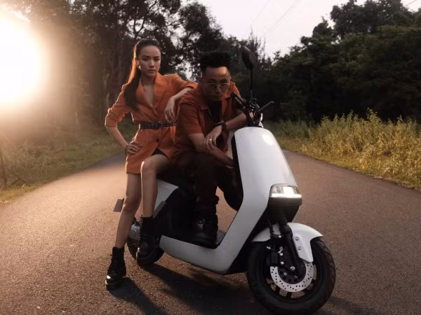 Phương Ly bắt tay hai "phù thủy âm nhạc" Rhymastic, Hoàng Touliver trong dự án cuối năm