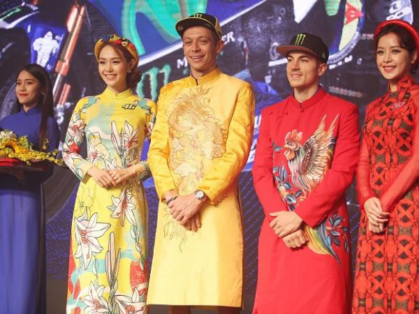 Minh Hằng diện áo dài tươi tắn sánh đôi cùng tay đua số 1 thế giới 