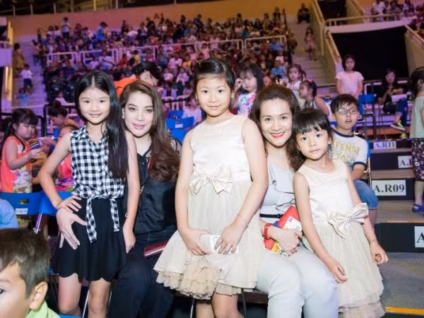 Dàn sao Việt hào hứng đưa con đi xem chương trình nghệ thuật "Disney on Ice"