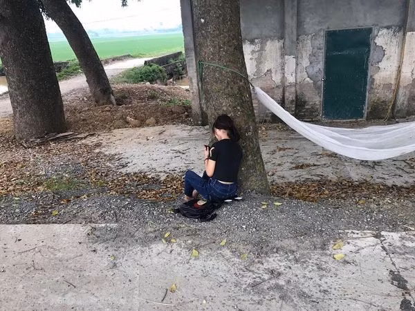 Bị đuổi khỏi nhà vì trượt tốt nghiệp, nữ sinh ngồi ven đường giữa trưa nắng gây tranh cãi