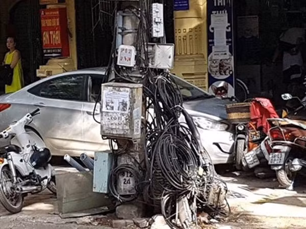 Nam sinh cấp 3 lái ô tô gây tai nạn liên hoàn