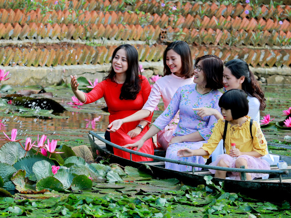 Teen đắm chìm trong “miền Tây thu nhỏ” với hoa súng Thanh Hóa