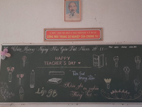 Bảng đen ngày 20-11 được vẽ toàn lightstick của nhóm nhạc Kpop khiến dân mạng thích thú